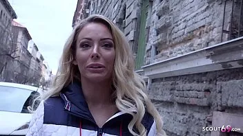 Vuole mostrare a suo marito come si muove bene quando scopa